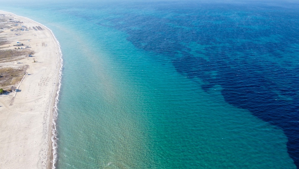 Vue aérienne de la longue plage de sable de Tigaki à Kos
