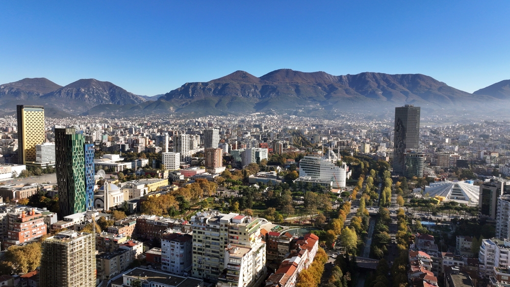 Où dormir en Albanie ? Les 7 meilleurs endroits et de bons hôtels 15 Vue aérienne de la place Skanderbeg dans le centre de Tirana