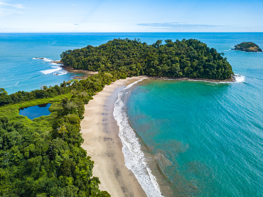 Où dormir au Costa Rica ? Les 7 meilleurs endroits et de bons hôtels 12 Vue aérienne de la plage de Playa Manuel Antonio dans le parc national