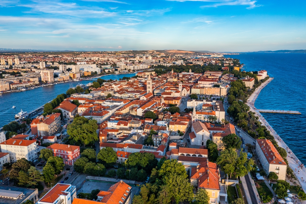 Où dormir en Croatie ? Les 7 meilleurs endroits et de bons hôtels 14 Vue aérienne de la vieille ville de Zadar sur la presqu’île