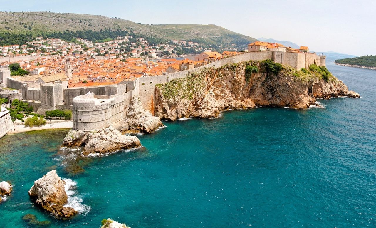 Où dormir en Croatie ? Les 7 meilleurs endroits et de bons hôtels 10 Vue aérienne des remparts autour de la vieille ville de Dubrovnik