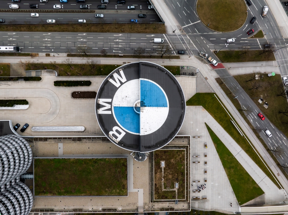 Vue aérienne du BMW Museum, de BMW Welt et de la tour BMW à Munich