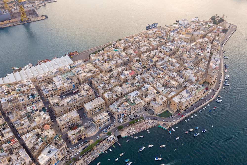 Vue aérienne du front de mer de Birgu avec le fort Saint-Ange