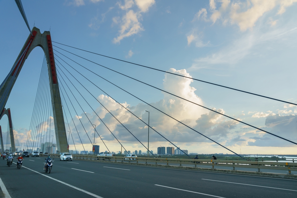 Vue aérienne du pont Nhat Tan à Hanoï