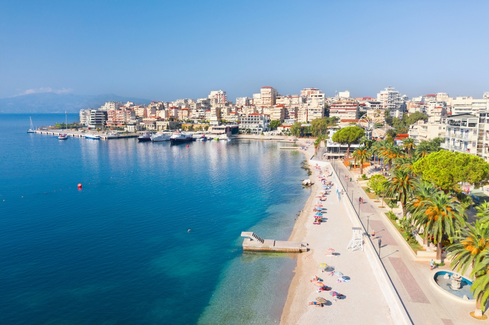 Où dormir en Albanie ? Les 7 meilleurs endroits et de bons hôtels 10 Vue sur Sarandë avec la promenade et le port