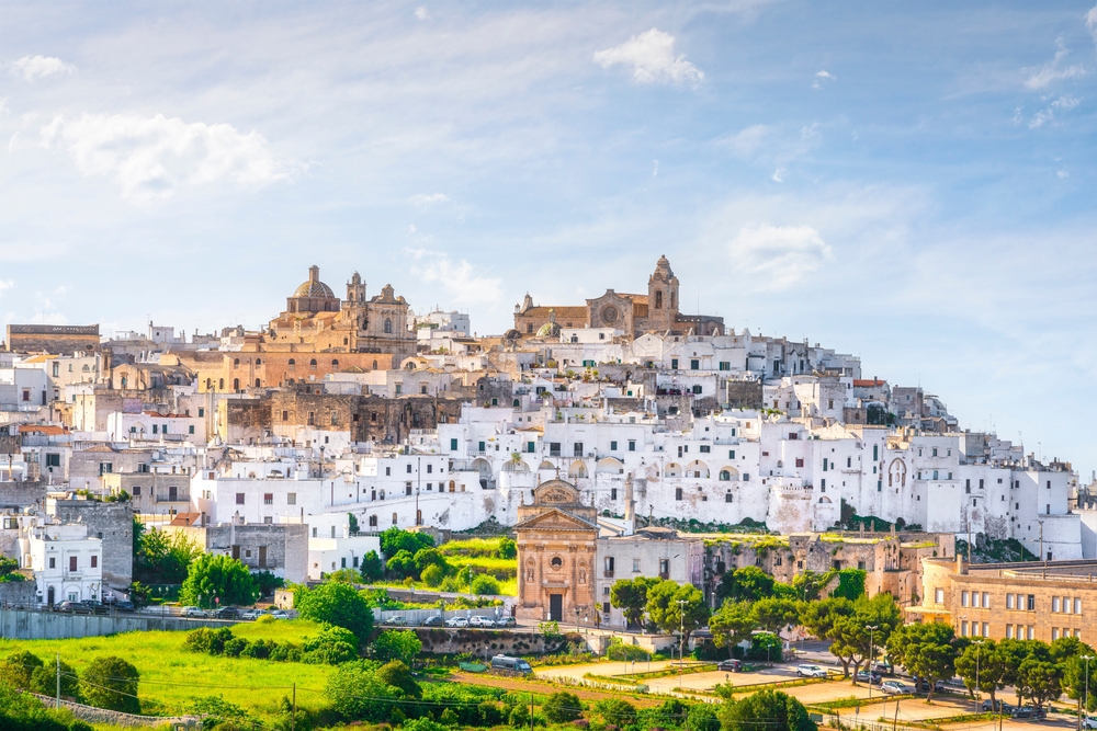 Vue sur la ville blanche d’Ostuni dans les Pouilles