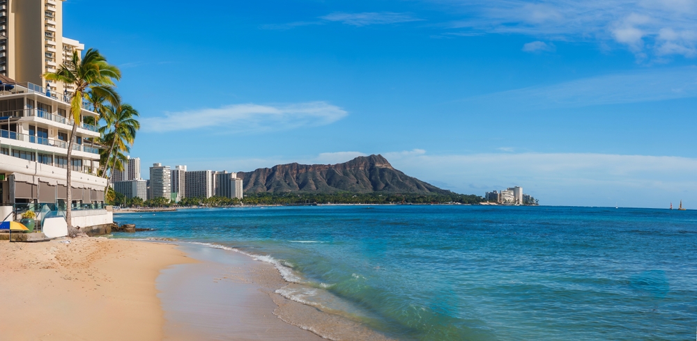 Waikiki Beach avec des palmiers, des hôtels et Diamond Head en arrière-plan