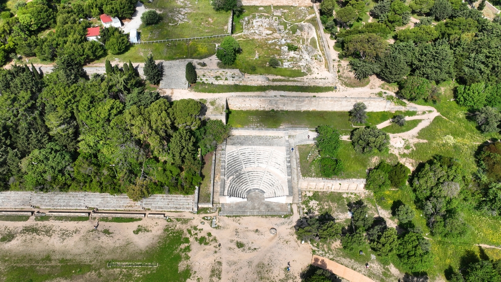 Visiter Rhodes : que faire ? 18 lieux à voir et activités 27 Vue aérienne de l’acropole du Monte Smith à Rhodes avec le théâtre et le stade