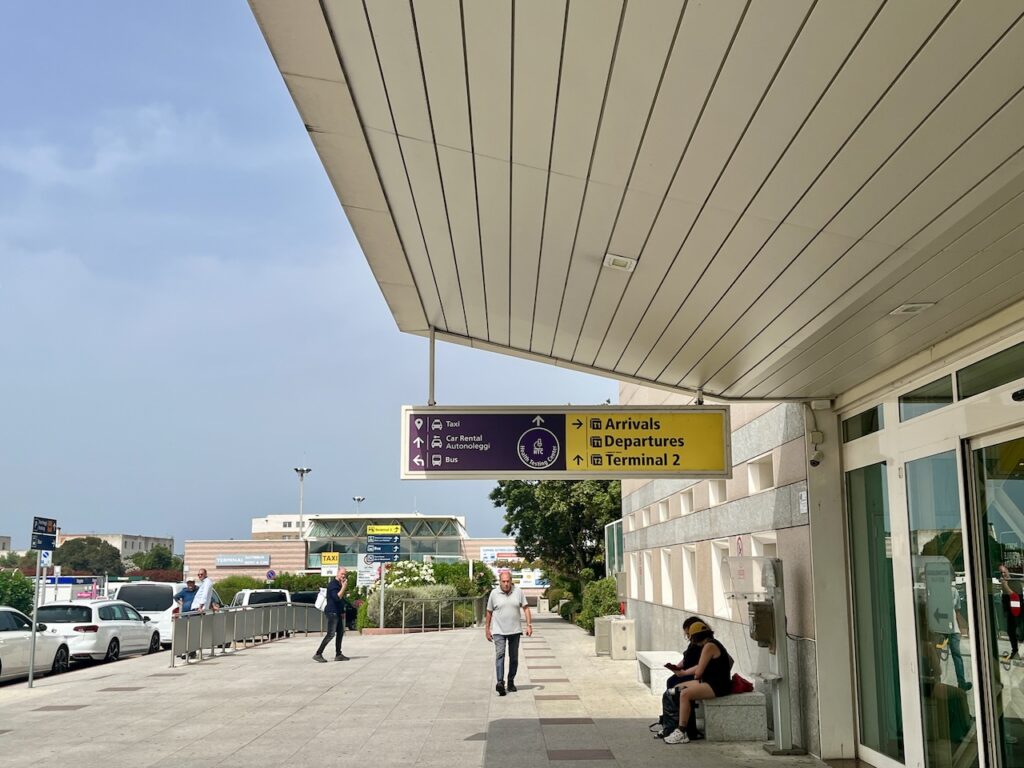 Sardaigne nord ou sud : où trouver les plus belles plages, la meilleure cuisine et le meilleur rapport qualité-prix ? 🇮🇹 20 aéroport d’Olbia