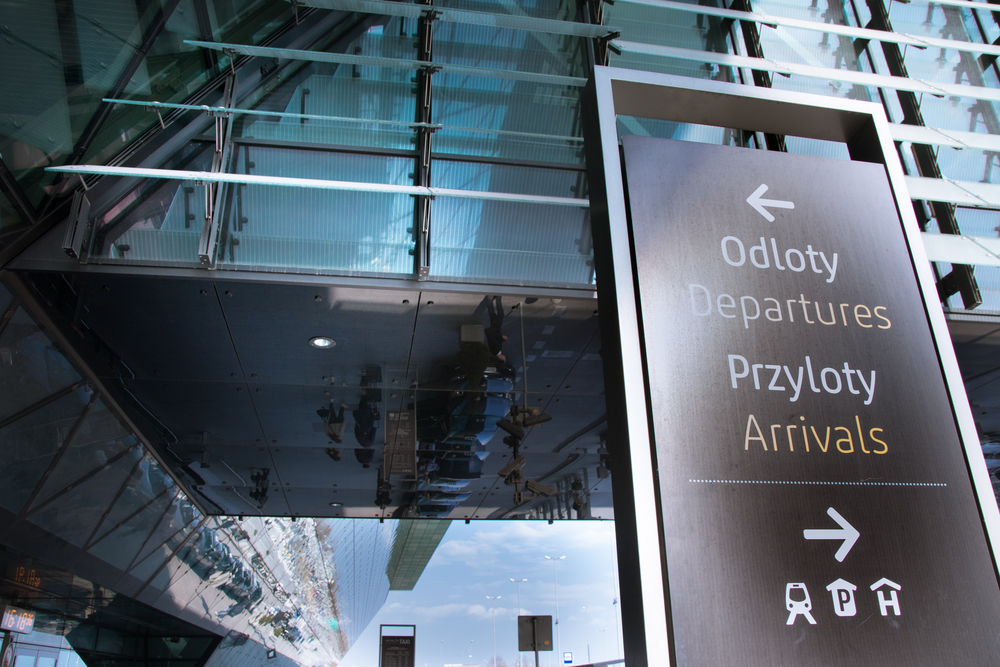 Panneaux des départs et des arrivées à l’aéroport de Cracovie (Kraków Airport)