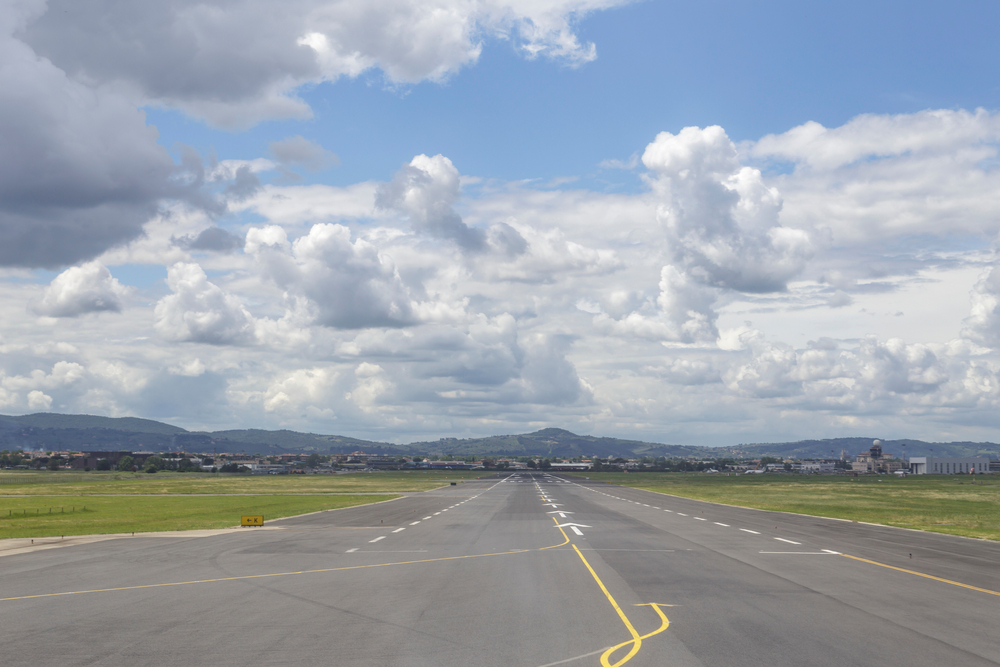 La piste d’atterrissage de l’aéroport de Florence en Toscane