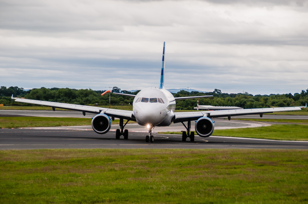 Un avion atterrit à l’aéroport de Manchester