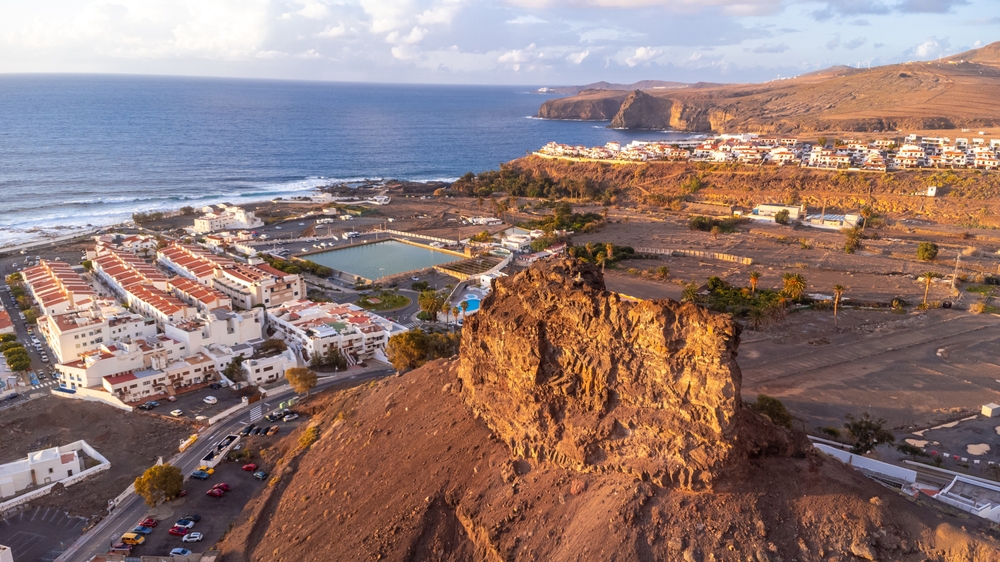 Visiter la Grande Canarie : que faire ? 17 lieux à voir et activités 31 Vue aérienne d’Agaete et du port de Puerto de las Nieves en Grande Canarie au coucher du soleil
