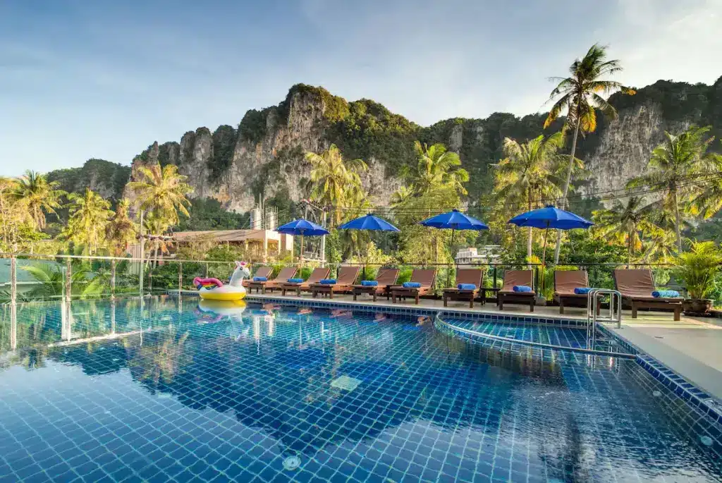 Où dormir à Krabi ? Les 6 meilleurs quartiers + hébergements uniques 🇹🇭 37 Andaman Breeze Resort Ao Nang, espace piscine avec vue