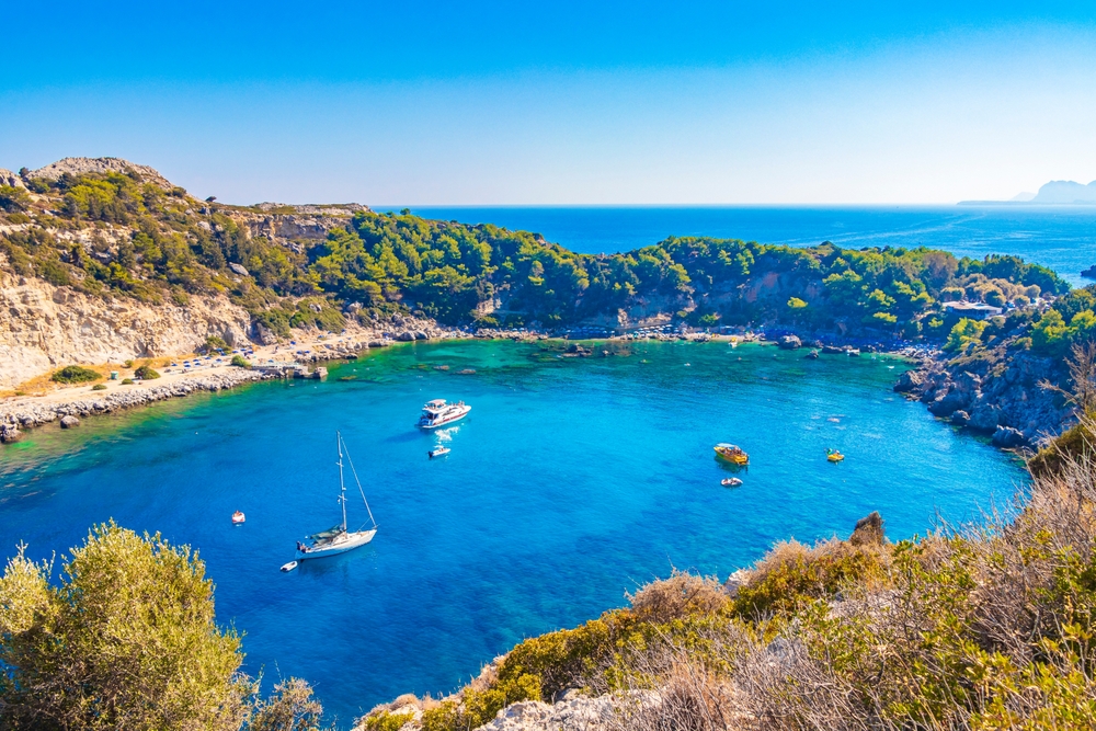 Visiter Rhodes : que faire ? 18 lieux à voir et activités 30 L’eau turquoise d’Anthony Quinn Bay près de Faliraki à Rhodes
