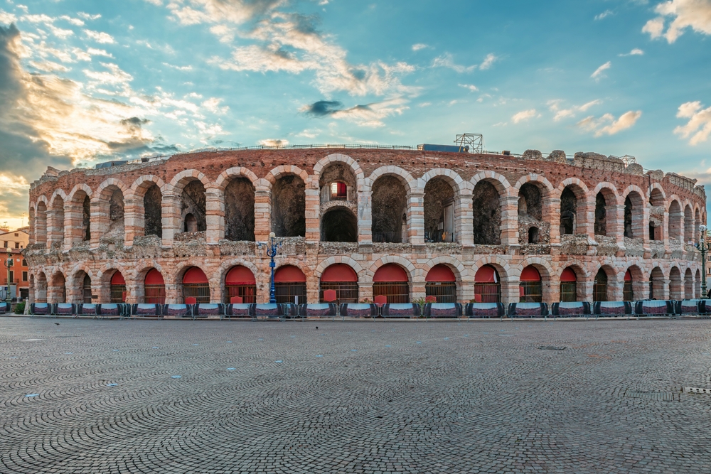 Où dormir à Vérone ? Les 6 meilleures zones et de bons hôtels 9 L’amphithéâtre romain des Arènes de Vérone sur la Piazza Bra au lever du soleil