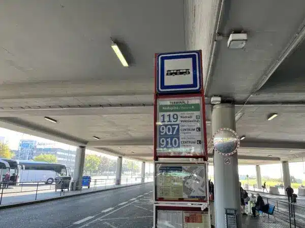 Comment aller de l’aéroport de Prague au centre-ville + un avertissement ! ✈️ 18 Arrêt de bus à l’aéroport de Prague