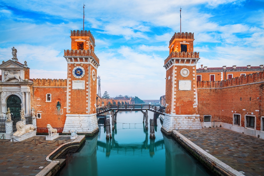 Visiter Venise : que faire ? 18 lieux à voir et activités 33 L’entrée de l’Arsenal à Castello à Venise le matin