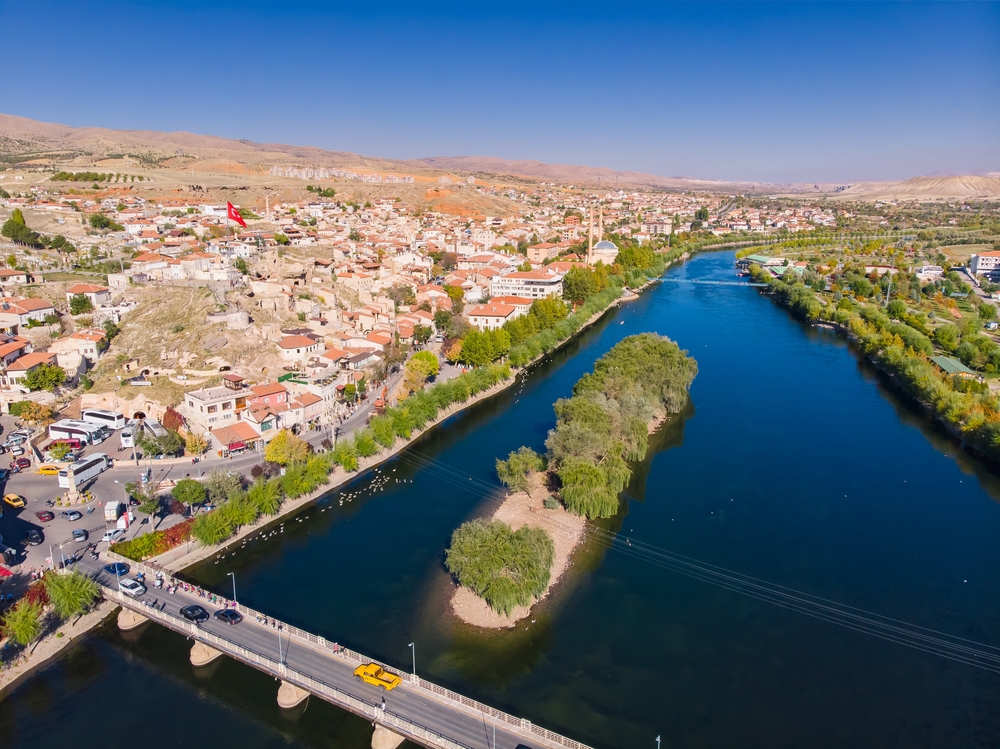 Où dormir en Cappadoce ? Les 6 meilleures villes et de bons hôtels 13 Vue aérienne d’Avanos et du fleuve Kızılırmak en Cappadoce