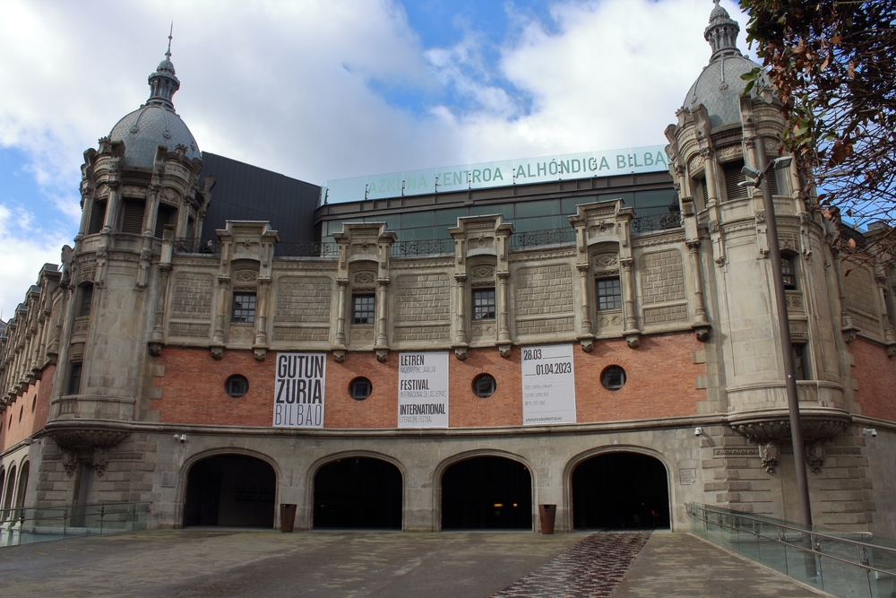 Où dormir à Bilbao ? Les 6 meilleures zones et de bons hôtels 12 Le centre culturel Azkuna Zentroa à Indautxu, à Bilbao