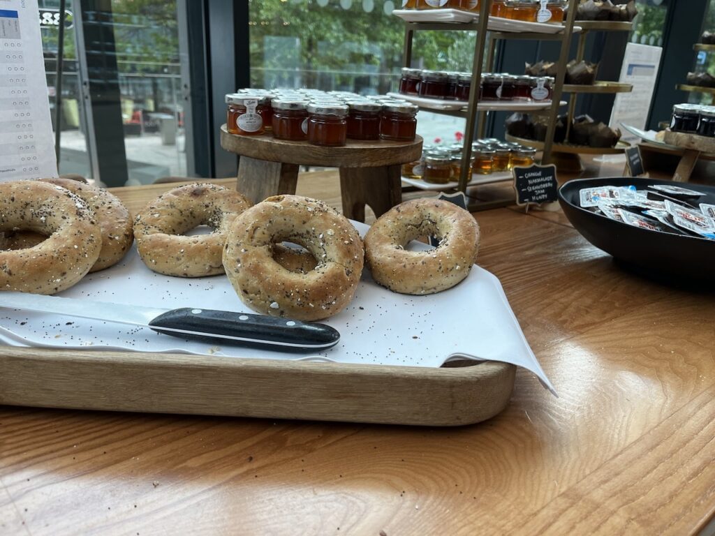Bagels au buffet du petit-déjeuner du Meliá Manchester