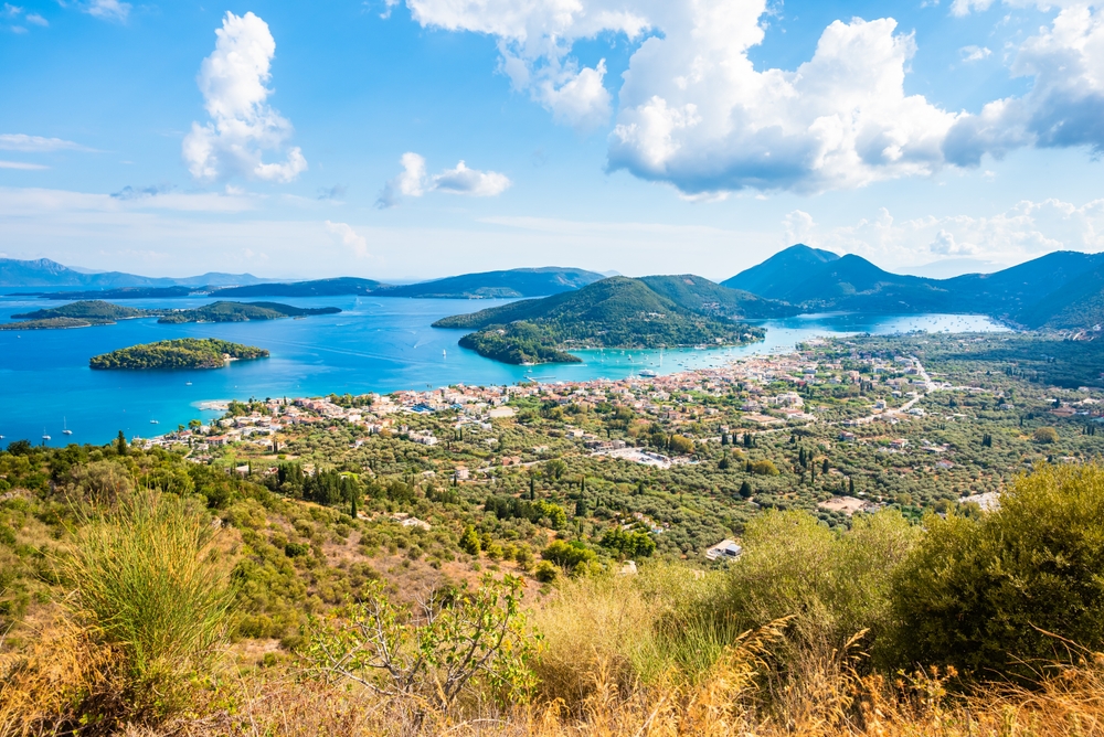 Où dormir à Lefkada ? Les 6 meilleures zones et de bons hôtels 11 Vue sur la baie de Nidri avec la mer et les montagnes de Lefkada