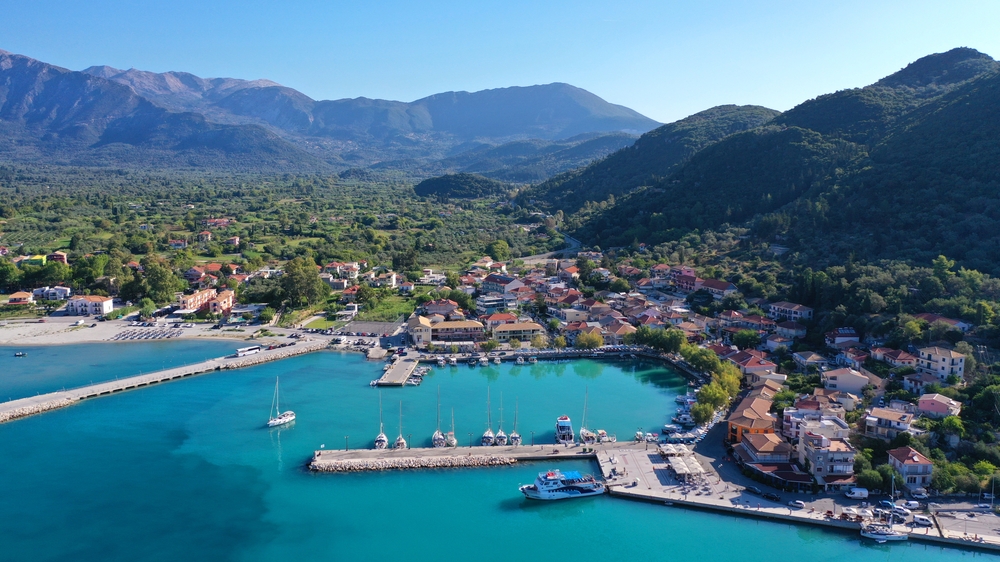 Où dormir à Lefkada ? Les 6 meilleures zones et de bons hôtels 12 Vue aérienne de Vasiliki et de sa baie avec le port à Lefkada