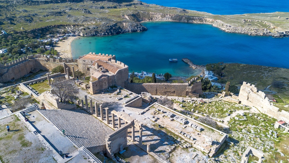 Visiter Rhodes : que faire ? 18 lieux à voir et activités 29 Vue aérienne de l’acropole de Lindos et de la baie Saint-Paul