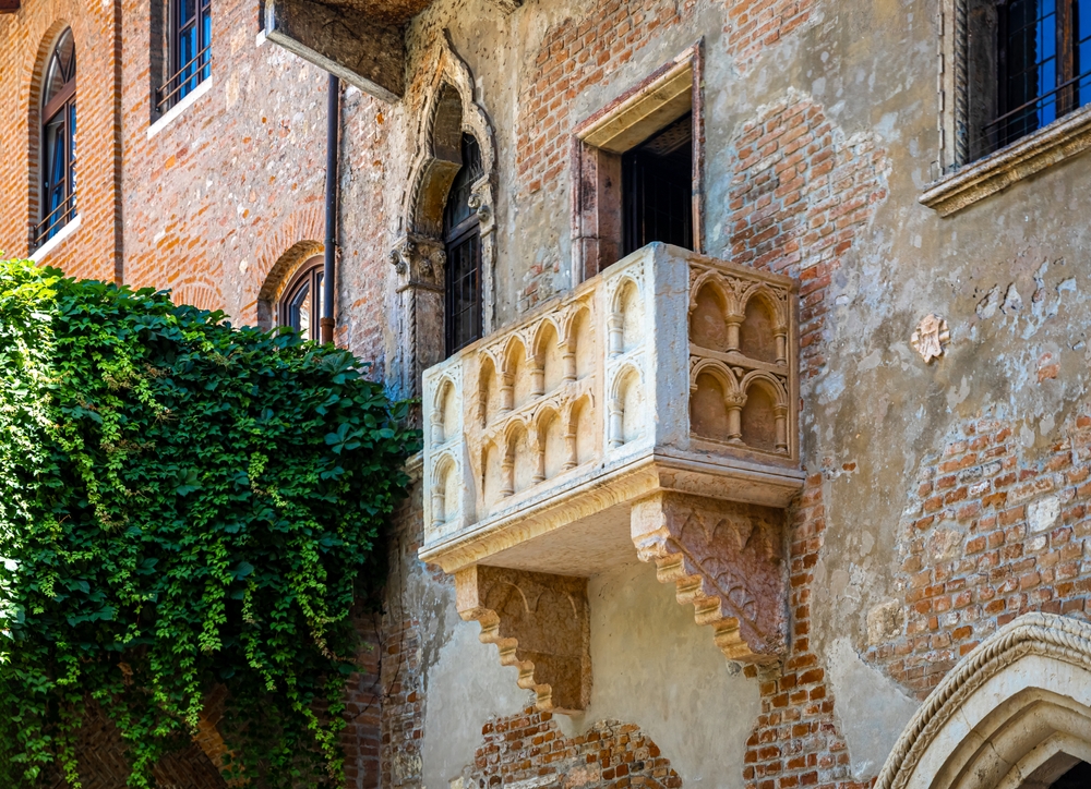 Visiter Venise : que faire ? 18 lieux à voir et activités 38 Le balcon de Juliette à Vérone avec ses murs de pierre et son lierre