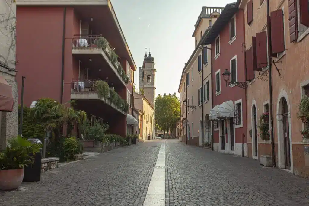 Où dormir au lac de Garde ? Les 6 meilleurs quartiers et hôtels + où éviter ! 🇮🇹 22 Bardolino, superbe ville de la gastronomie et du vin au lac de Garde