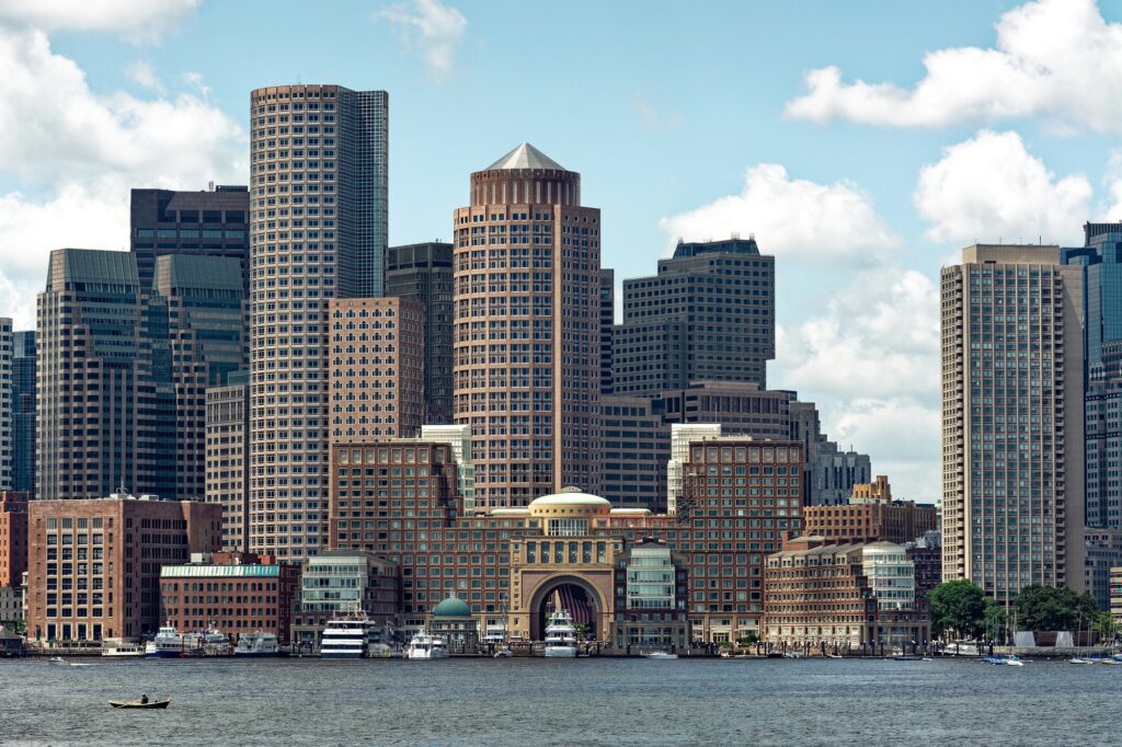 Bâtiments et gratte-ciel du front de mer de Boston vus de l’autre côté du port