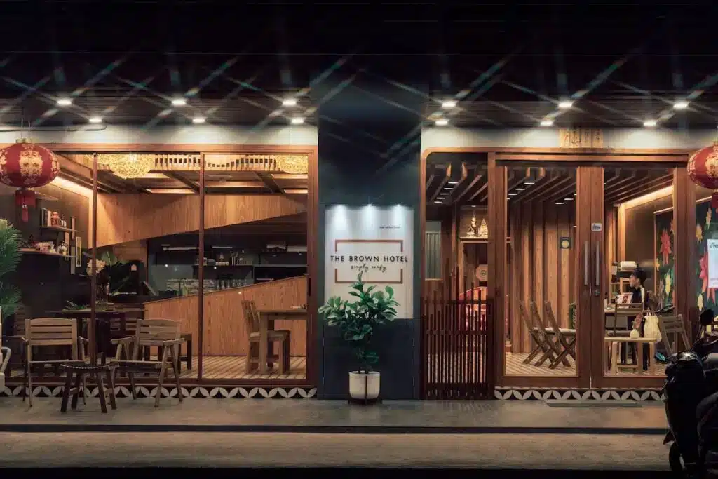Où dormir à Krabi ? Les 6 meilleurs quartiers + hébergements uniques 🇹🇭 51 Brown Hotel à Krabi Town, une bonne adresse près du marché nocturne