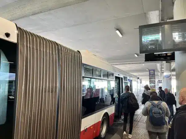 Comment aller de l’aéroport de Prague au centre-ville + un avertissement ! ✈️ 19 Bus 119 de l’aéroport de Prague au centre-ville