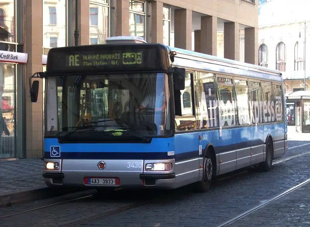 Comment aller de l’aéroport de Prague au centre-ville + un avertissement ! ✈️ 24 Bus Airport Express de Prague