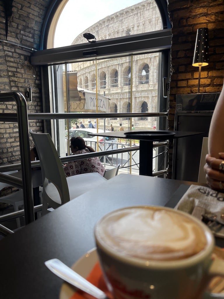 Où dormir à Rome ? Les 5 meilleurs quartiers et hôtels (+ ceux à éviter) 🇮🇹 74 café avec vue sur le Colisée à Monti