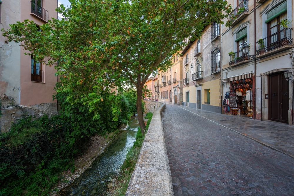 La célèbre rue Carrera del Darro le long de la rivière Darro à Grenade