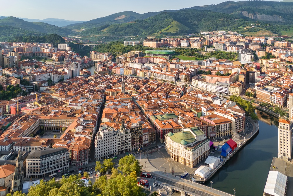 Où dormir à Bilbao ? Les 6 meilleures zones et de bons hôtels 9 Vue aérienne de la vieille ville de Casco Viejo à Bilbao avec ses toits de tuiles rouges