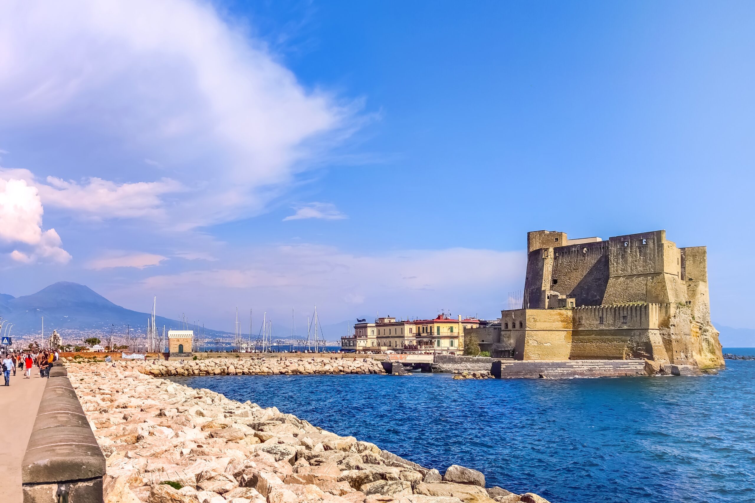 Visiter Naples : que faire ? 17 lieux à voir et activités 28 Le Castel dell’Ovo avec le Vésuve en arrière-plan