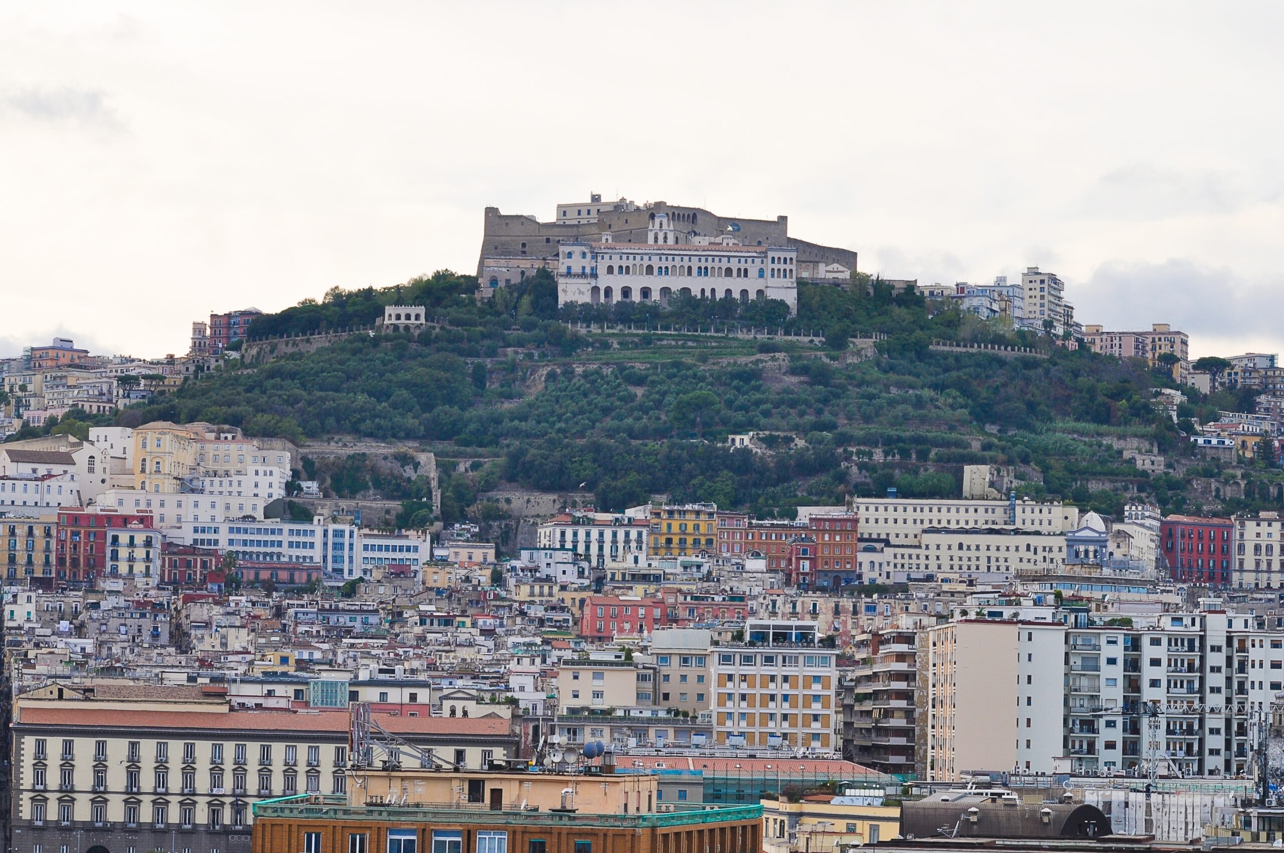 Visiter Naples : que faire ? 17 lieux à voir et activités 29 Le Castel Sant’Elmo et la Certosa di San Martino au-dessus de Naples