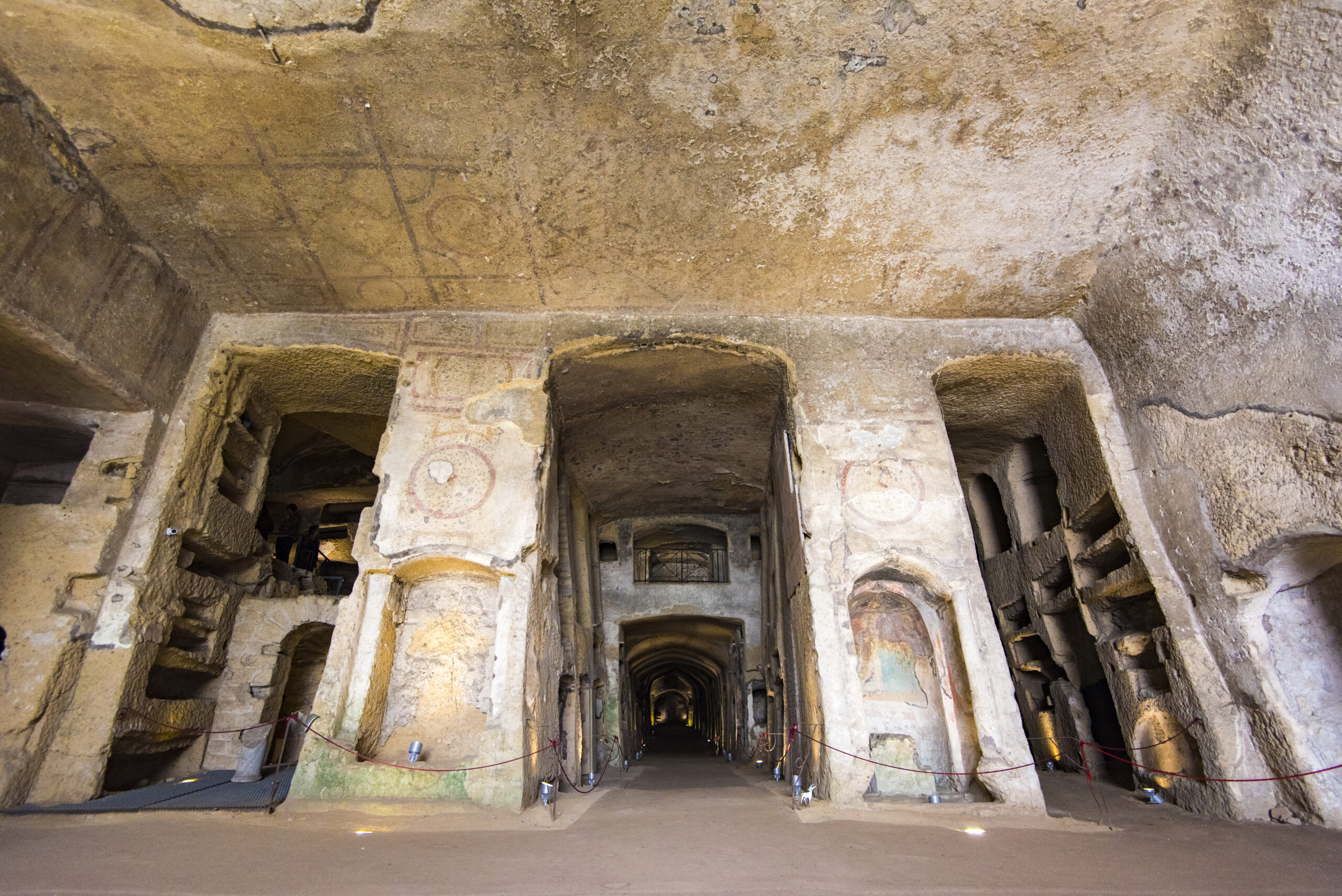 Visiter Naples : que faire ? 17 lieux à voir et activités 30 À l’intérieur des catacombes de San Gennaro à Naples