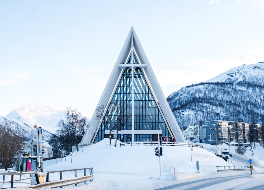 Où dormir à Tromsø ? Les 6 meilleures zones et de bons hôtels 11 La cathédrale arctique (église de Tromsdalen) à Tromsø en hiver