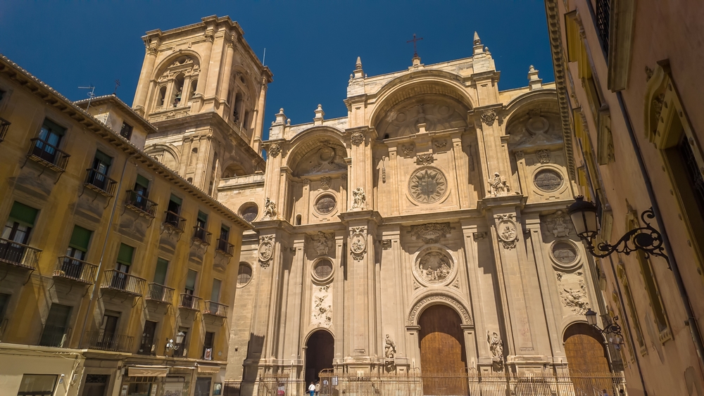 La belle façade de la cathédrale de Grenade dans le centre-ville