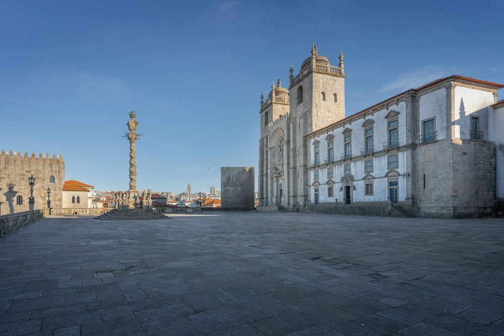La cathédrale Sé do Porto et le pilori sur la place Terreiro da Sé