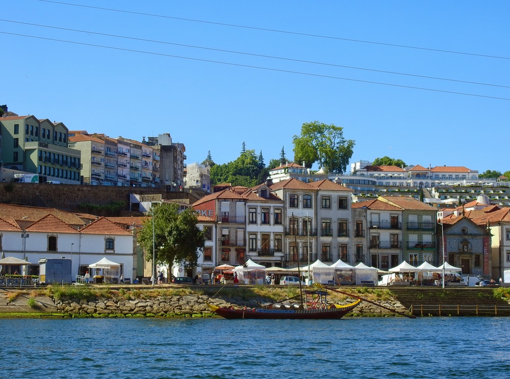 Panorama sur la rive de Vila Nova de Gaia et ses caves de porto au bord du Douro