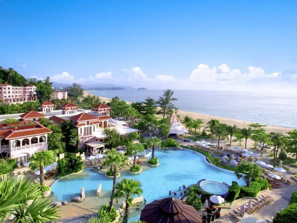 Où dormir à Phuket ? Les 9 meilleurs quartiers et hébergements uniques 🇹🇭 61 Centara Grand Beach Resort Phuket, un hôtel adapté aux familles à Karon