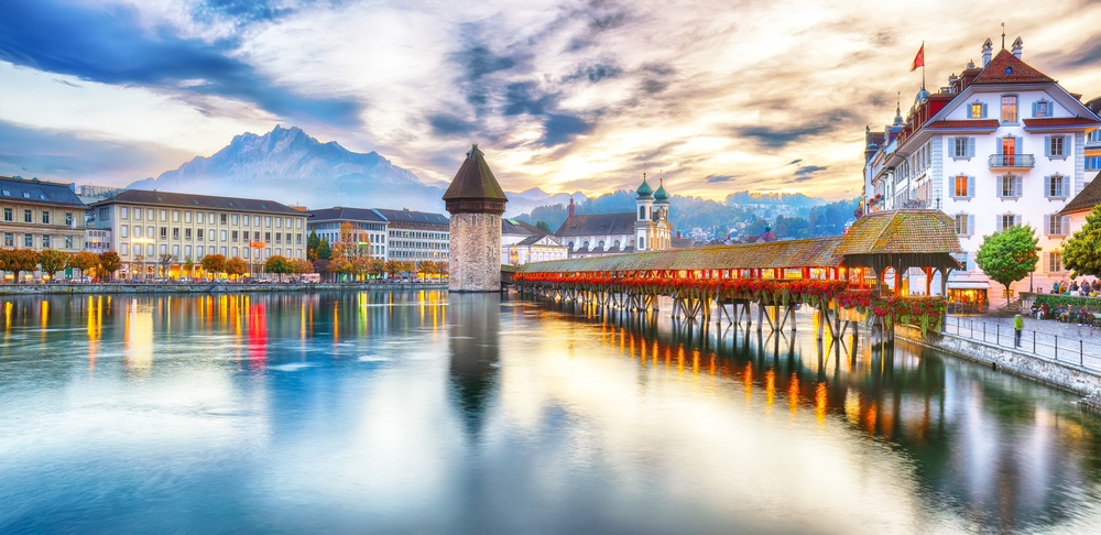 Où dormir en Suisse ? Les 7 meilleures villes et de bons hôtels 11 Le centre historique de Lucerne avec la Kapellbrücke