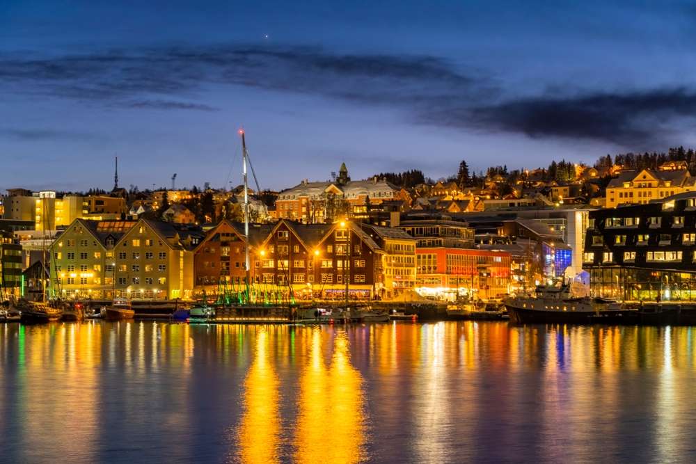 Où dormir à Tromsø ? Les 6 meilleures zones et de bons hôtels 9 Panorama sur le centre de Tromsø et le port un soir d’hiver
