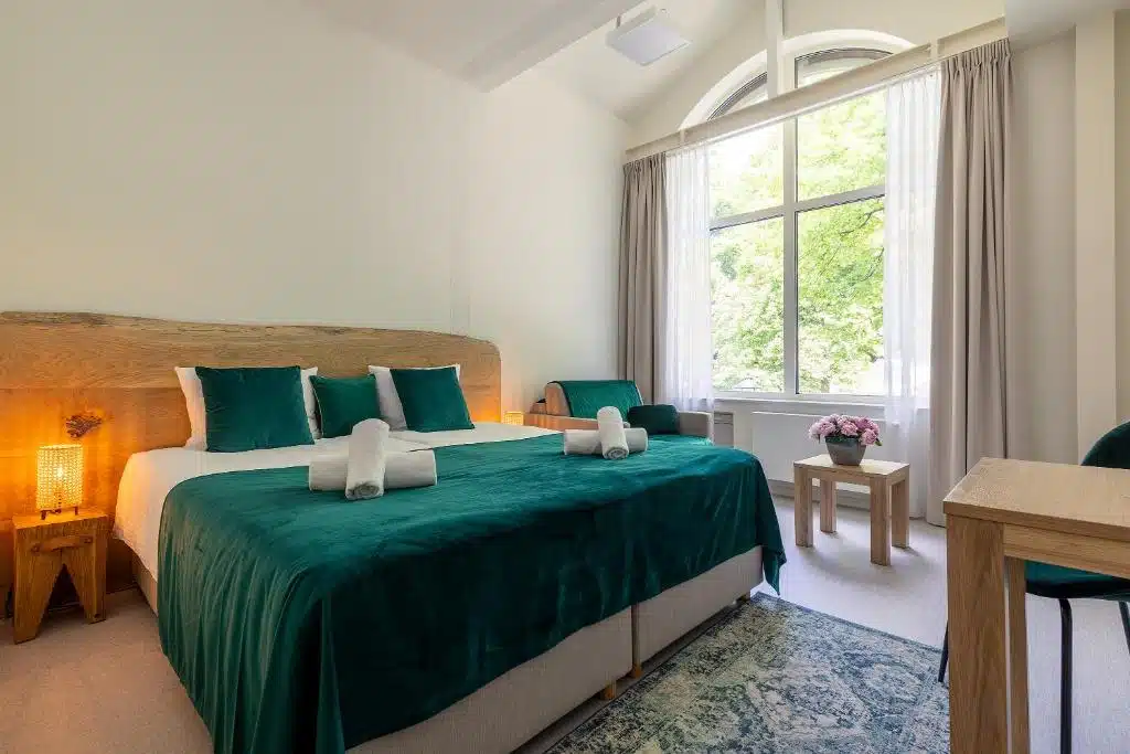 Où dormir à Gdansk ? Les 2 meilleurs quartiers et 7 hôtels formidables 🇵🇱 34 chambre du Dom Zdrojowy