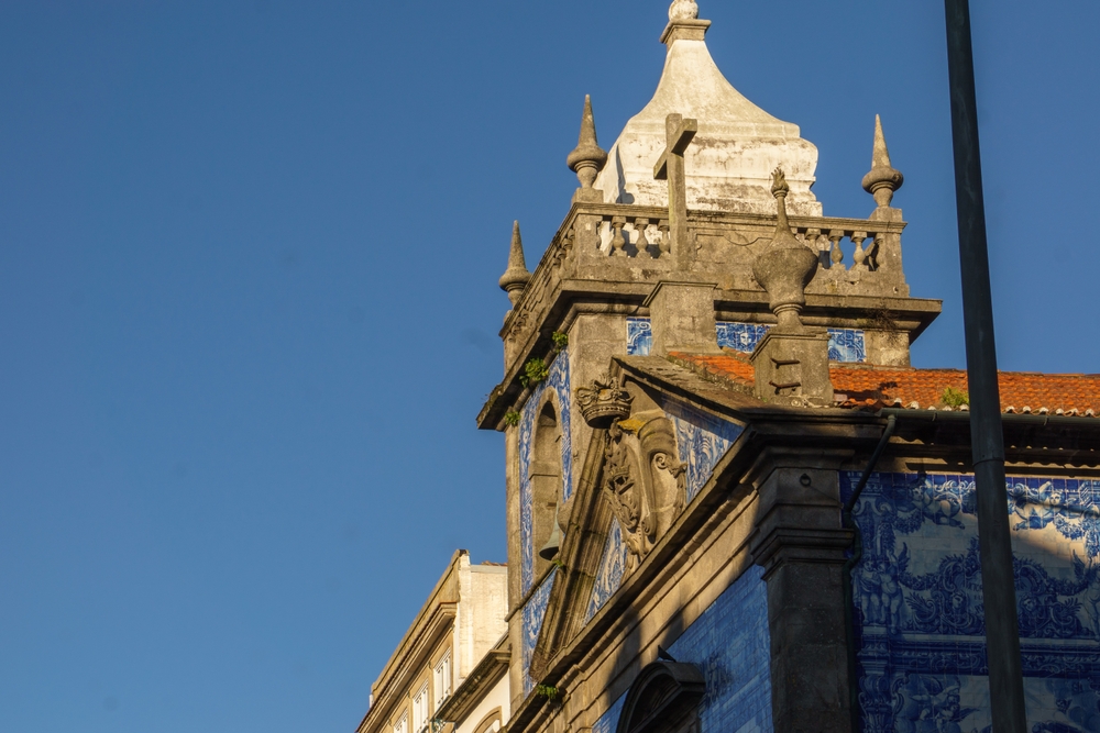 Le clocher et la façade couverte d’azulejos de la Capela das Almas, dans la Rua de Santa Catarina à Porto