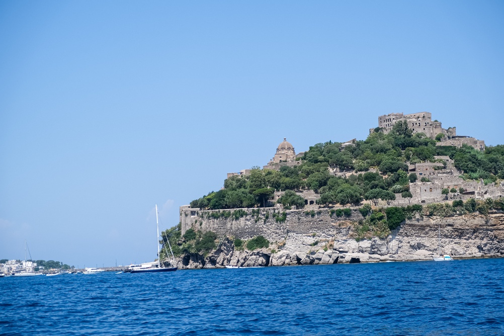Où dormir à Ischia ? Les 6 meilleures zones et de bons hôtels 10 Le Castello Aragonese sur son îlot rocheux face à Ischia Ponte